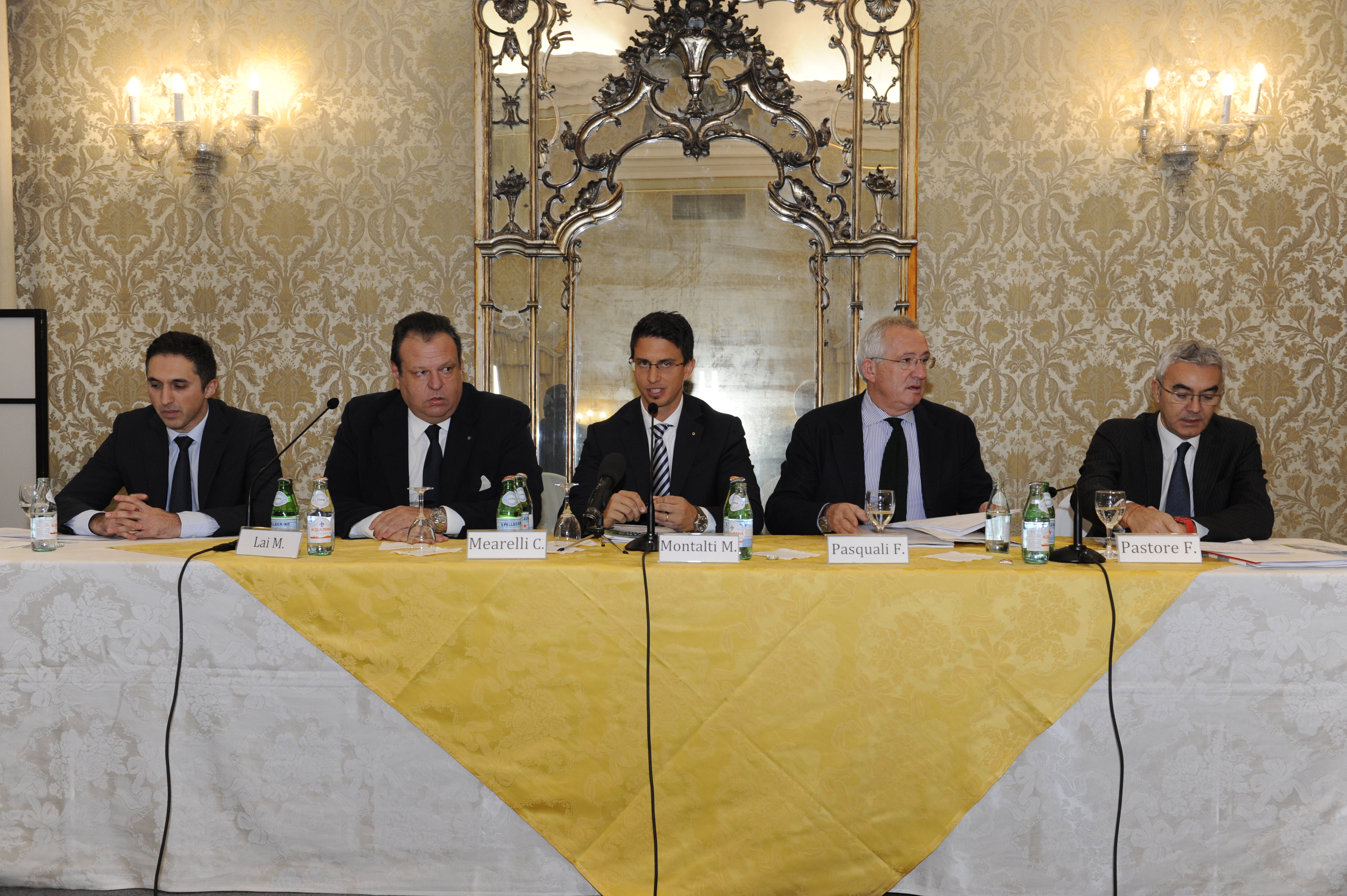 Tavolo Relatori (prima parte del convegno)